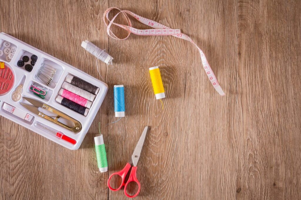 Couture débutant : le kit minimal et les gestes à apprendre d’abord