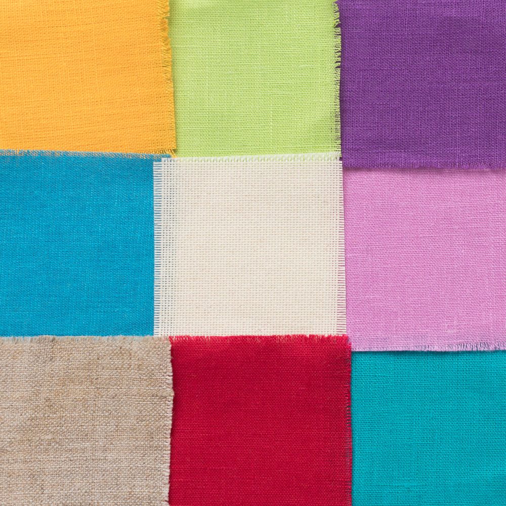 Nuancier d’étoffes et de matières textiles présentant différentes textures et couleurs.