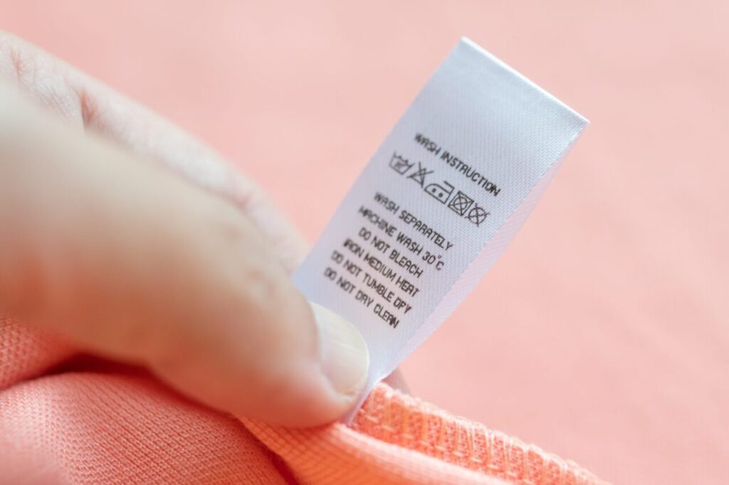 Textile matière : lire une étiquette pour choisir un vêtement qui dure